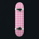 Skate Xadrez de Cottagecore Rosa Gingham<br><div class="desc">Moderna tendência de piquenique primavera,  com padrão de tartan de xadrez gingham em cores rosa-quente e branco.</div>