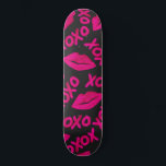 Skate XOXO Citando Lábios Pretos Neon-Rosa Pink Pêntrico<br><div class="desc">Este padrão legal e fofo é perfeito para a menina. Apresenta lábios de batom cor-de-rosa-néon pintados à mão e a citação tipográfica, "Xoxo", sobre um simples fundo preto. É adorável, chique, moderno e único; perfeito para o seu estilo cotidiano ou até mesmo um presente especial para o Dia de os...</div>