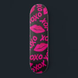 Skate XOXO Citando Lábios Pretos Neon-Rosa Pink Pêntrico<br><div class="desc">Este padrão legal e fofo é perfeito para a menina. Apresenta lábios de batom cor-de-rosa-néon pintados à mão e a citação tipográfica, "Xoxo", sobre um simples fundo preto. É adorável, chique, moderno e único; perfeito para o seu estilo cotidiano ou até mesmo um presente especial para o Dia de os...</div>