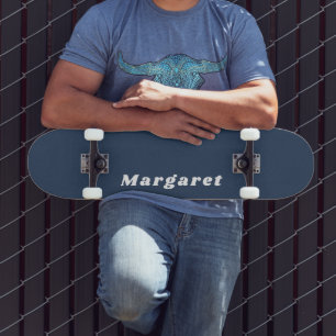 Skateboard azul marinho com seu nome em estilo