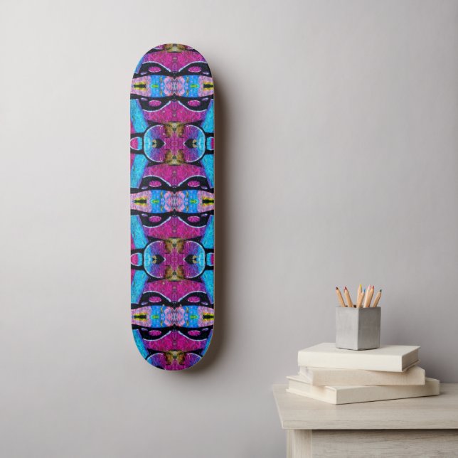 Skateboard com grafite roxo. (Arte de parede)