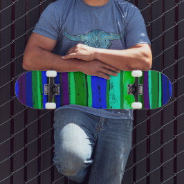 Skateboard com listras pretas, verdes e azuis
