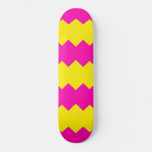 Skateboard com padrão de listras em zigue-zague ro