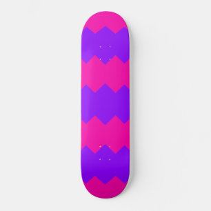 Skateboard com padrão de listras em zigue-zague ro