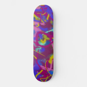 Skateboard com padrão roxo azul de spray de tinta 