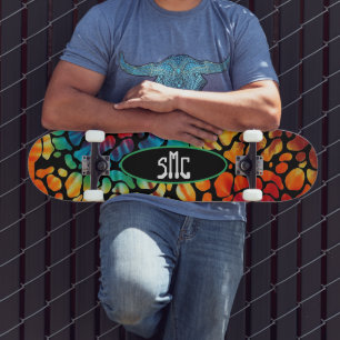 Skateboard de Monograma com Padrão Tie Dye