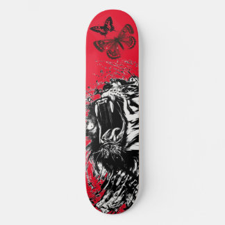SKATEBOARD DE TIGRE PRETA E BRANCA EM VERMELHO