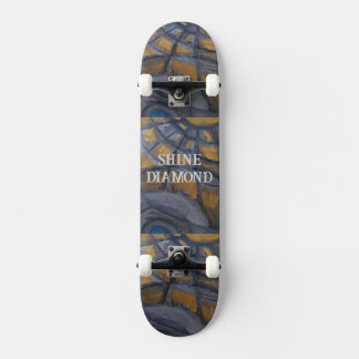 SKATEBOARD DESIGN DO ARTISTA PAULA REILMENTE