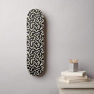 Skateboard Gráfico Preto e Branco Moderno
