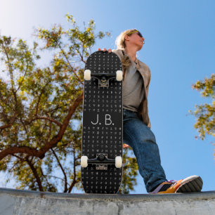 Skateboard Personalizado com Monograma e Símbolo R