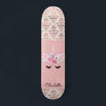Skateboard Personalizado do Unicorn Pin Damask<br><div class="desc">Um unicórnio fofo em rosa e damasco dourado personalizado com seu nome.</div>