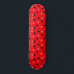 Skateboard Red Starbursts<br><div class="desc">Este skate de Starbursts Atômicos tem toda a diversão moderna do meio século da cozinha da sua avó, menos o linóleo pegajoso. O kitschy design apresenta um fundo vermelho com manchas douradas e rastos estrelados colocados aleatoriamente em preto, e tons de vermelho e escuro rosa. Este padrão inspirado na safra...</div>
