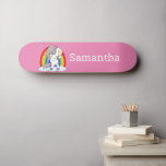 Skateboard Unicorn Cor-de-Rosa Glitter Arco-Íris<br><div class="desc">Skateboard Unicorn Pink Glitter Rainbow Espiritual, Metafísico, Místico, Fantástico, desenhado de forma exclusiva - personalize o seu. CLIQUE EM PERSONALIZAR OPÇÃO DE MODELO E DIGITAR NOME Nossos skates são tão doces quanto parecem, e um presente delicioso para um aniversário ou um skate Park. Faz uma ideia de presente excelente para...</div>