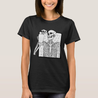 Skeleton desfrutando da camisa do café do Dia das 