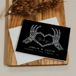 Skeleton Heart Mãos Cartões de agradecimentos de C<br><div class="desc">Este cartões de agradecimentos de casamento inspirado em gótica apresenta mãos esqueletais e um design escuro e humorístico. Edite a maioria dos textos TODAS as cores para fazer com que este modesto ajustado do programa de casamento seja necessário para o seu evento estilo pessoal. Selecione "personalizar este modelo" para ver...</div>