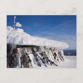 Skis numa estância de esqui, cartão postal da Lapl