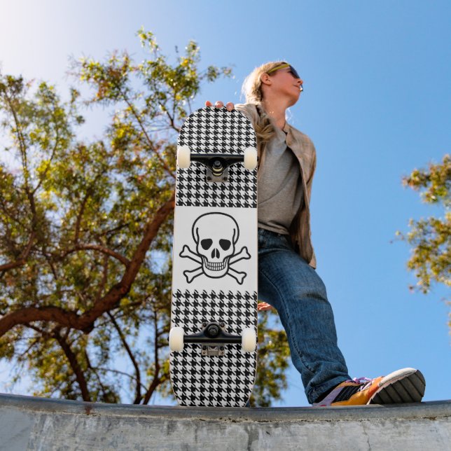 SKULL N CROSSBONES SKATEBOARD DECK (Ao ar livre 1)