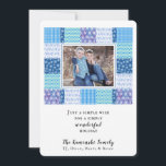 Snow Hearts Blue Quilt Winter Holiday Cartão com f<br><div class="desc">Apenas um simples design de "colcha" para um simples cartão com fotos de férias adaptável para o Natal, Hanukkah, solstício de inverno, Ano Novo e muito mais. Padrões de flocos de neve, corações, xadrezes e bolinhas em tons de azul e roxo cercando sua escolha de foto. Adicionamos uma cor aqua...</div>