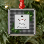 Snowman Cinza Buffalo Xadrez Cerâmica Ornamento<br><div class="desc">Decorem sua árvore de Natal nesta temporada de festas com um Ornamento de Xadrezes de Neve. Design de ornamento apresenta uma caixa adornada com galhos de pínus e bonitinho bonitão de neve contra um fundo de xadrez de búfalo. Itens adicionais de presentes e feriados disponíveis com este design também.</div>