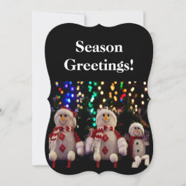 Snowman e ornamentos familiares na placa plana em