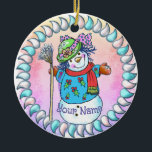Snowy Lady Snowman ornamentos<br><div class="desc">Modos de Snowy Lady Snowman, por ArtMuvz Illustration... roupa de boneco de neve, t-shirts, presentes de vovó. Camisa de Natal, presentes de Natal e roupa de inverno. Para personalizar, adicione seu nome ou adicione texto. Personalize este ornamento do boneco de neve para torná-lo exclusivo seu ou para dar como presente...</div>
