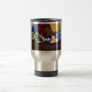 Snuggled acima da caneca de viagem