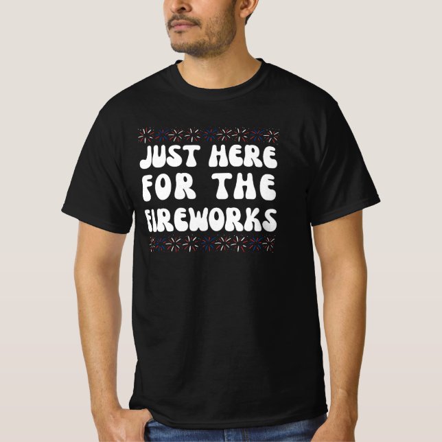 Só Aqui Pela Queima de Fogos | Camiseta engraçada  (Frente)