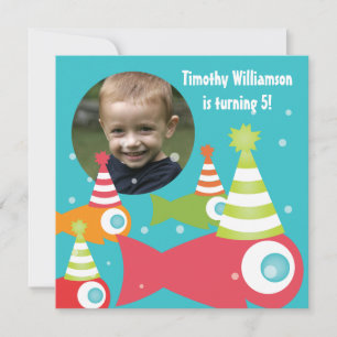 Sob o convite de aniversário da foto dos peixes d