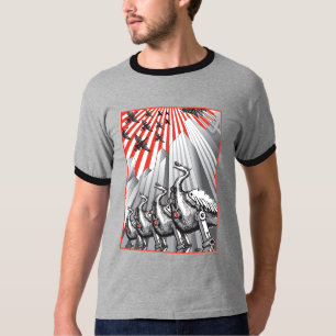 Sob o t-shirt da campainha da fiscalização