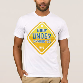 Sob o t-shirt da construção