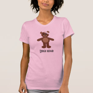 Sob o t-shirt do urso de ursinho do reparo