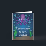 Sob os cartões de agradecimentos roxos do polvo do<br><div class="desc">Adorável sob os cartões de agradecimentos violetas da festa de aniversário do polvo do mar. Este cartão caracteriza um polvo muito bonito com oito pés e bolhas em torno dele. O polvo tem grande e os olhos bonitos e estão flutuando acima do chão do oceano. Este cartão é tão bonito...</div>