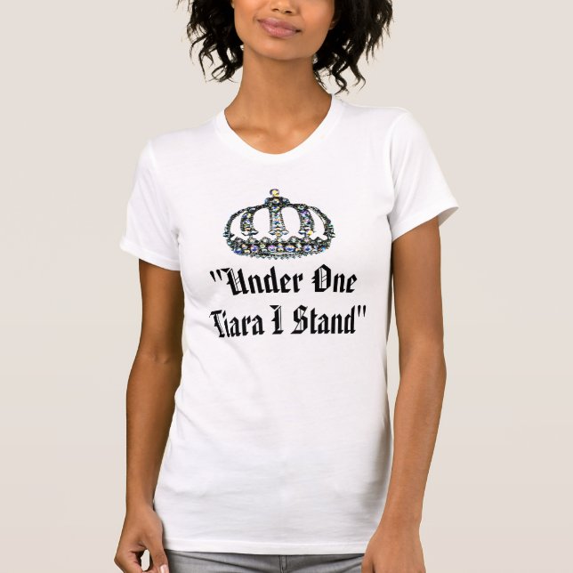 "Sob Uma Tiara I Stand" T-Shirt (Frente)