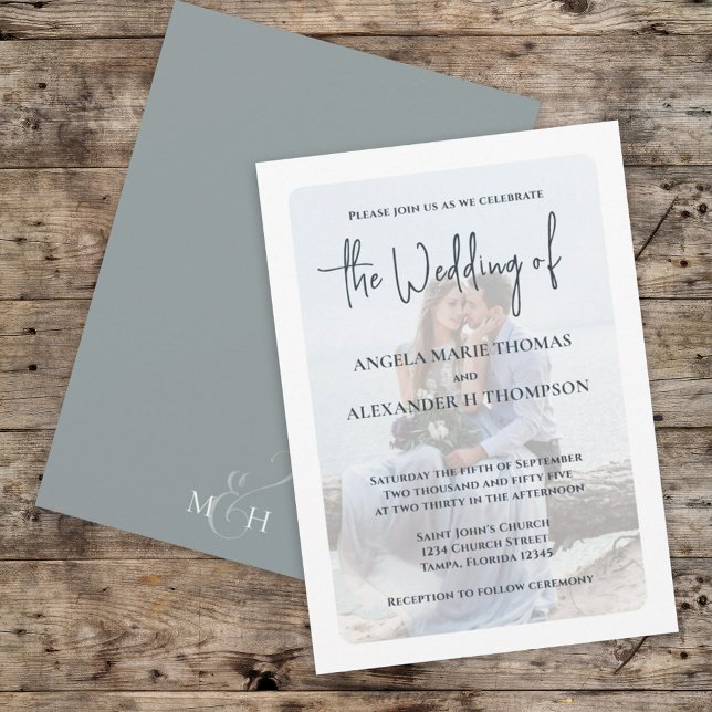 Sobreposição de Foto Azul Empoeirado Convite de Ca (Dusty blue wedding invitation with elegant photo overlay and modern typography)