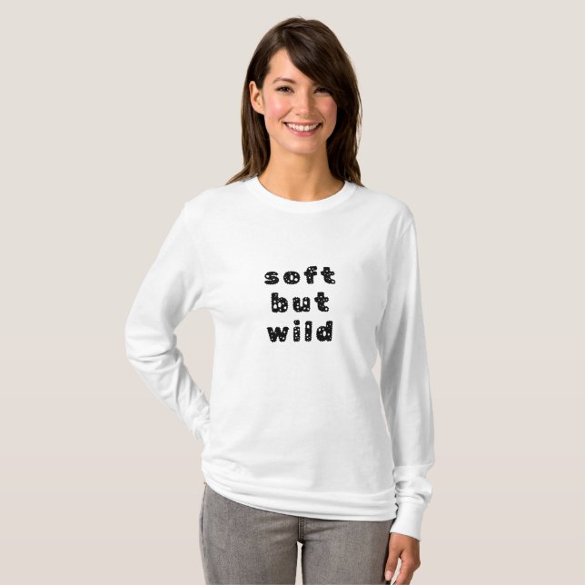 Soft but wild – Minimalistisches Statement T-Shirt (Frente Completa)