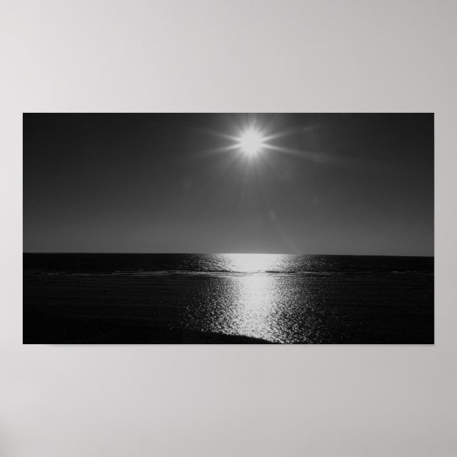 Sol preto e branco sobre o Poster do mar (Frente)