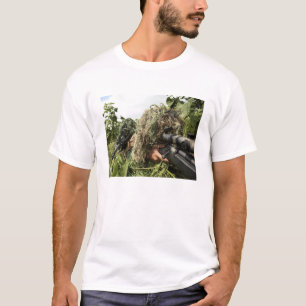 Soldados vestidos em ternos do ghillie