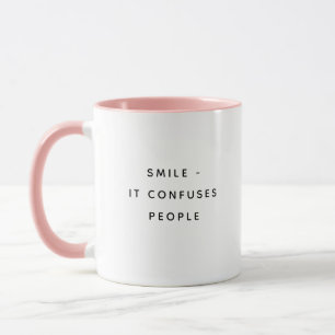 Sorria Confunde as Pessoas Caneca Feliz Humorístic