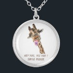 Sorriso de Colar Girafa - Texto Personalizado<br><div class="desc">Colares engraçados com a língua Girafa para fora e o Piscar os olhos de desenho de desenho de desenho de desenho de desenho de desenho - personalizável - ou Escolher / Adicionar seu texto / fonte / cor exclusivo - Faça seu presente especial de colar - Redimensione e mova ou...</div>