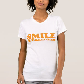 Sorriso engraçado confunde pessoas da camisa de T