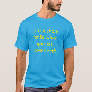 Sorriso quando você ainda tiver o t-shirt dos