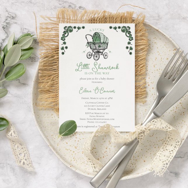 Sorte Pequeno Trevo Convite de Churrasco de Bebê S (Elegant Green White Irish St Patrick's Day Baby Shower Vintage Baby Carriage, Lucky Green Shamrocks.)