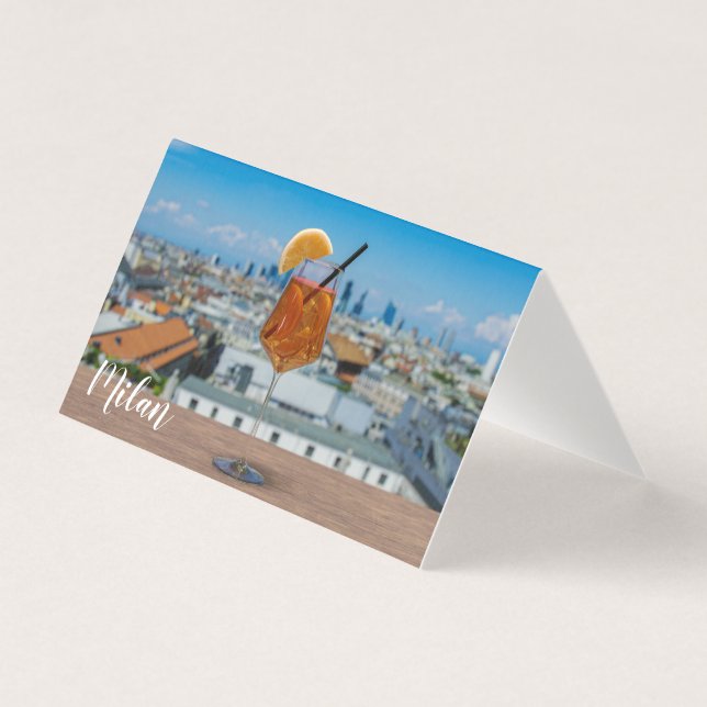 Spritz coquetel em uma mesa com vista para Milão (Frente)