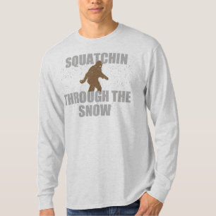 Squatchin através do t-shirt da neve