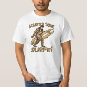 Squatchin? Squatch ido surfar o t-shirt