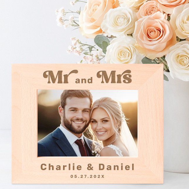 Sr. e Sra. Nomes data de casamento bold fonte retr (Mr and Mrs names wedding date bold retro font Etched Frames)