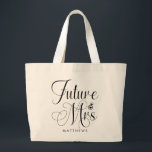 Sra. Futuro Nome Personalizado Bolsa de Casamento<br><div class="desc">Sra. Futuro Bolsa de Casamento Nome Personalizado  - Bolsa personalizada apresenta tipografia moderna e é personalizada com seu sobrenome futuro. A fonte é acentuada com um anel de noivado. Mostrado em preto e branco.</div>