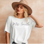 Sra. T-Shirt personalizada para uma noiva<br><div class="desc">Personalizada Sra. T-Shirt,  Sra. Sobrenome Personalizada Shirt,  Noiva para Presente,  Presente Personalizado,  Sra. Futura,  Presente para Noiva,  Camisa de Noiva</div>