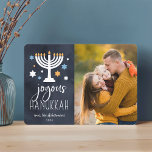 Starry Lights | Cartão com fotos de Hanukkah<br><div class="desc">O cartão com fotos Festivo Hanukkah mostra sua foto favorita alinhada à direita,  com "Hanukkah alegre" em letras brancas sobre um rico fundo azul marinho adornado com estrelas e uma menorah acesa. Personalize com seus nomes e o ano.</div>