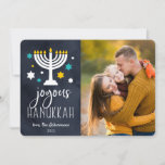 Starry Lights | Cartão com fotos de Hanukkah<br><div class="desc">O cartão com fotos Festivo Hanukkah mostra sua foto favorita alinhada à direita,  com "Hanukkah alegre" em letras brancas sobre um rico fundo azul marinho adornado com estrelas e uma menorah acesa. Personalize com seus nomes e o ano.</div>